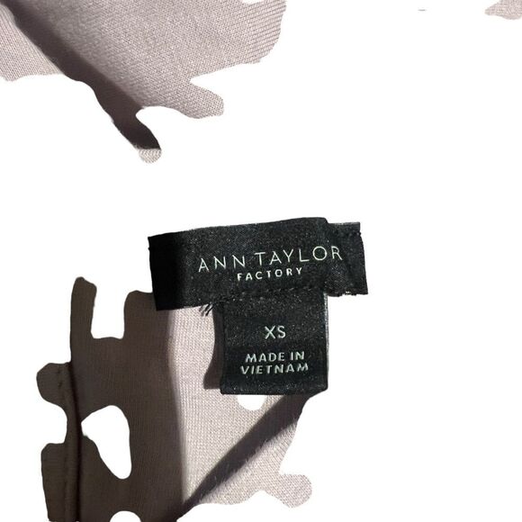 3 for $30! Ann Taylor factory grey pink top. Size xs - Picture 3 of 7